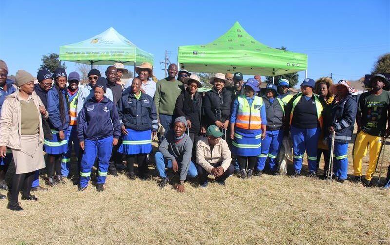 The Imvelo Project and partners hosted a clean-up and recycling awareness campaign in Protea Glen Extension 4 to educate residents about the value of recycling and the dangers of illegal dumping.