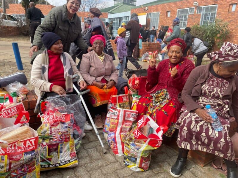 To celebrate 67 minutes, the community of Pimville gathered to receive food parcels and a hearty meal.