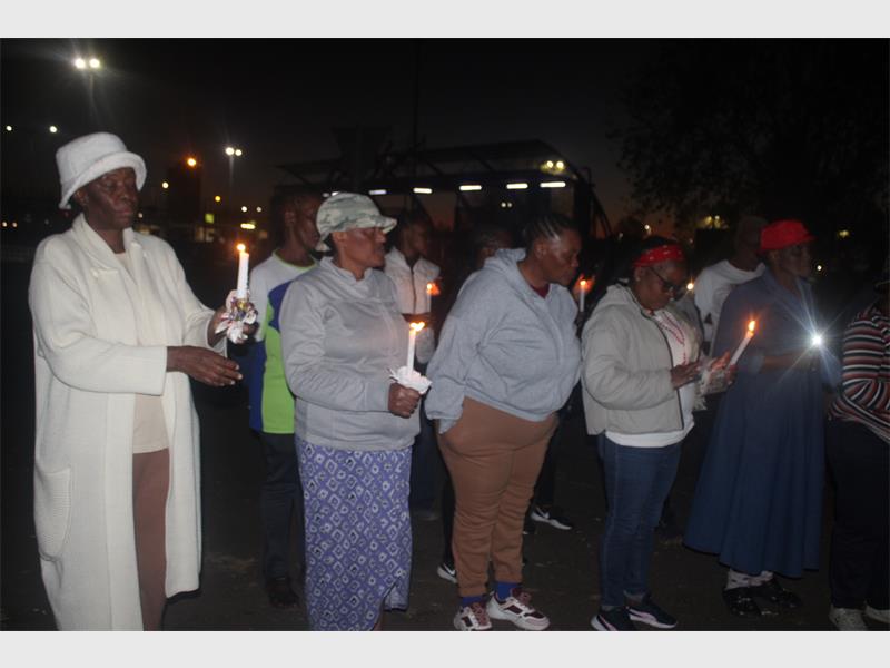 In a powerful show of unity, Pimville residents held a prayer walk and candlelight vigil at Maponya Mall in memory of e-hailing driver Mthokozisi Mvelase.