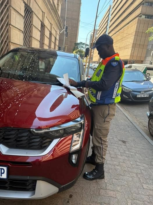 The Johannesburg Metropolitan Police Department (JMPD) reminds motorists that parking on pavements is illegal and endangers pedestrians.