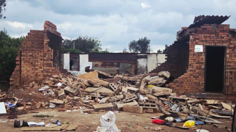 he cause of the collapse is currently unknown, and the incident has been handed over to the relevant authorities for further investigation.