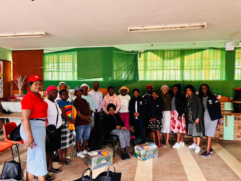 Ten food parcels were donated to Nandi Primary School learners by a Diepkloof home cell group ahead of the festive season.