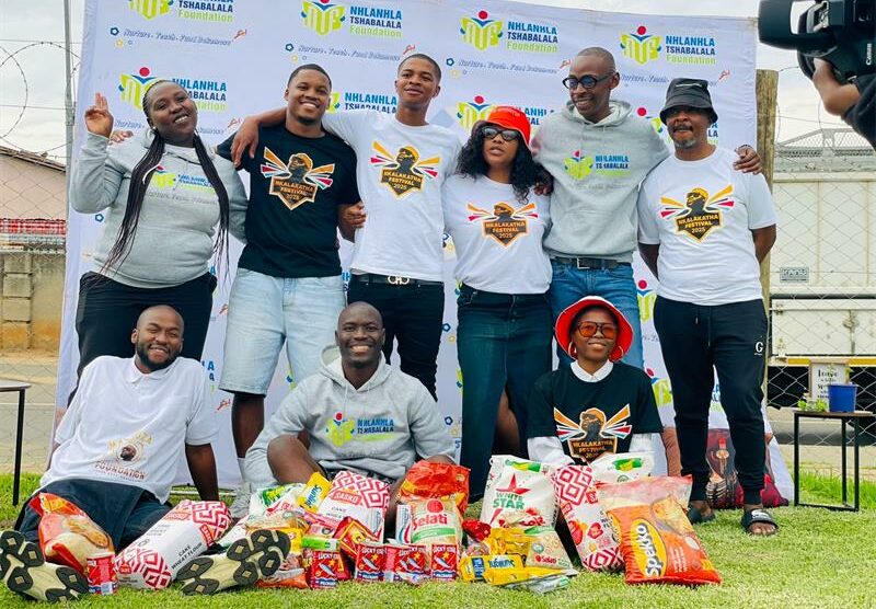 The Nhlanhla Tshabalala Foundation, Mandoza Foundation and Nkalakhata Festival united in Klipspruit to collect donations and assemble Christmas hampers for five child-headed homes this festive season.