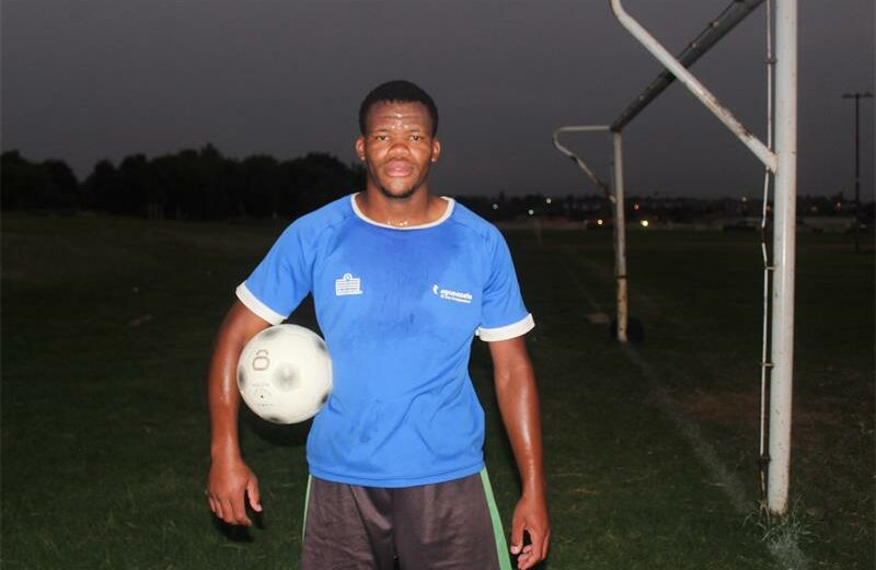 Pimville defender Siyabonga Nyoni (20) is determined to turn his passion for football into a professional career. The former defender of the season winner is now a free agent hoping to secure a contract in the DStv Diski Challenge.