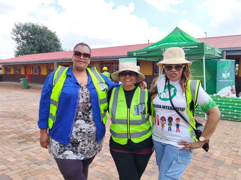 Residents, community organisations and teachers in Orlando East joined forces for a cleanup campaign on Moshoeshoe Street.