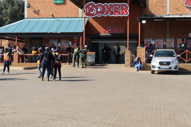 A heavy law enforcement presence and swift intervention by the Kliptown CPF stopped an attempted looting at Boxer and nearby shops in Kliptown.