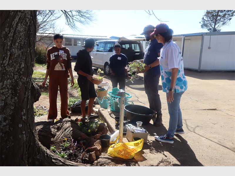 The cast of Paradys, together with SABC 2 and Black Brain Pictures, celebrated Mandela Day by investing in Willow Crescent Secondary School and its future.