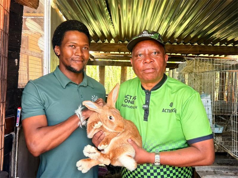 Herman Mashaba visited young farmer Ngcebo Nhlakanipho Zungu before meeting Orlando East farmers to discuss agricultural challenges and opportunities for young people.