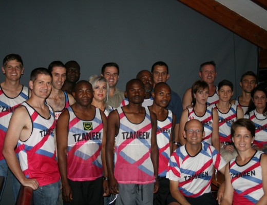 ONS ATLETE DURF DIE COMRADES AAN: Voor sittend: Paul Zaayman, Anel Swart. Middel: Nico le Roux, Derek Donkin, Edward Mathebula, Ilze Pelzer, Samuel Ralapele, Oupa Mathebula, Stephen Madiye, Martie Rudder, Mientjie Els, Hanli Bovill. Agter: Johan Grobler, Timothy Nkuna, Johan Thiart, Eddie Vorster, Raymond Rudder, Leon Roode. Baie sterkte aan die atlete.