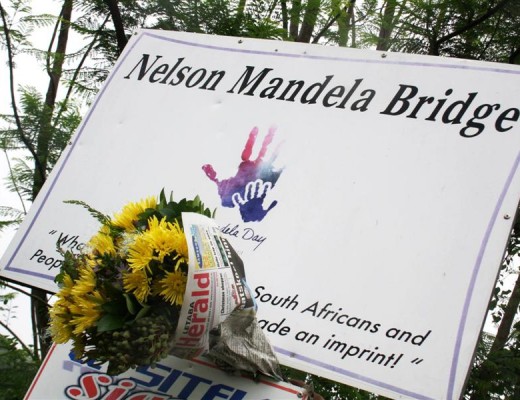 Die 'Mandela Brug' naby Fairview waar Letaba Herald blomme gaan sit het, na Mandela se afsterwe. 