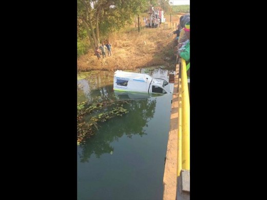Sonco Insleepdienste van Tzaneen het drie ure gesukkel om die voertuig uit die water te sleep na dit by Letaba Landgoed in die rivier beland het.