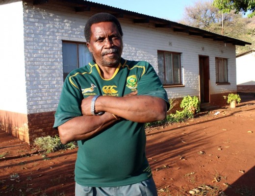 Trevor se pa, "Uncle" Norman voor sy huis in Gravelotte.