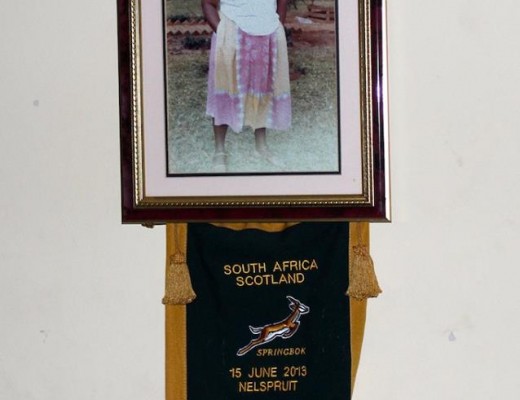 'n Foto van Trevor se oorlede ma en 'n Springbok vlaggie wat hy gekry het toe hy sy eerste debuut wedstryd gespeel het.