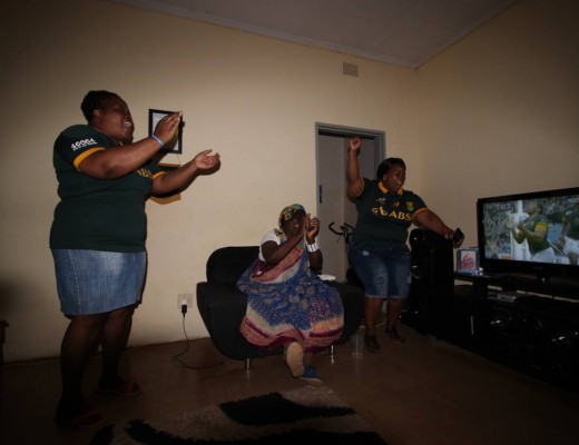 'n Trotse gesin gee hul blydskap luidkeels te kenne wanneer hul eie Springbok sy verskyning op die veld maak.