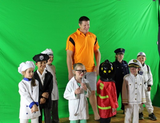 Bakkies Botha deel 'n grappie met sy mede akteurs.