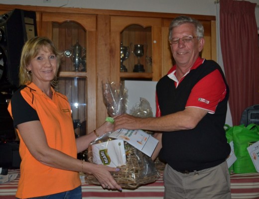 Die wenners van die Helpende Hand se gholfdag was Pierre Joynt en Hannes Meyer. In die foto: Helpende Hand se tak bestuurder, Riekie Smit, oorhandig die prys aan Hannes Meyer.