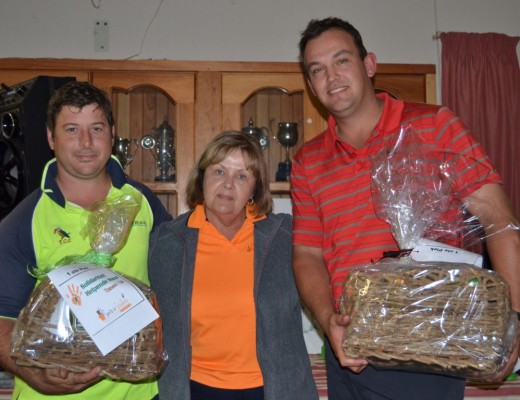 HW van Jaarsveld, regs, en Piet Mostert ontvang hulle pryse van Annette Malan.