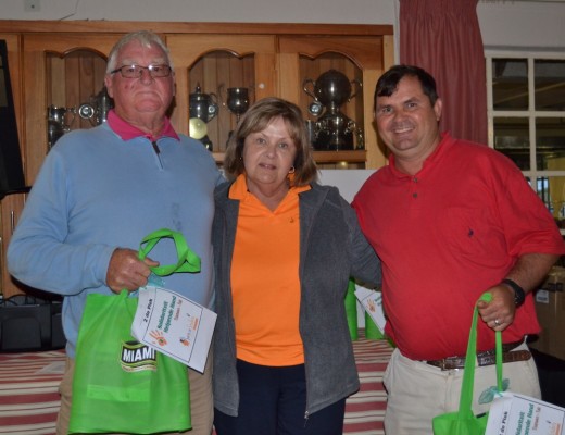 Jannie Spaumer, regs, en Gideon Botha was in die derdeplek. Annette Malan van Helpende Hand oorhandig hulle pryse.