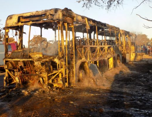のり burningso TZANEEN: Bus transporting security officers burst into flames