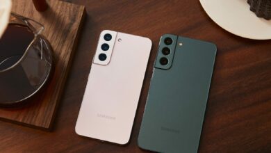 001_lifestyle_galaxys22plus_green_galaxys22_pinkgold