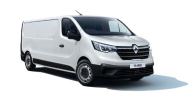 Renault_Trafic_Panel_Van-White-QF-Studio-RHD_1800x1800