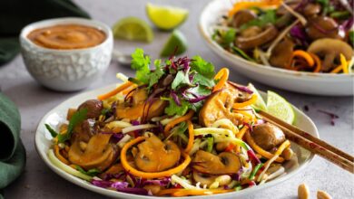 Raw Pad Thai with spicy sautéed mushrooms