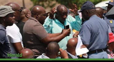 A leader of the taxi operators in the Dingamanzi area, Howard Mashaba, and his group are seen arguing with Brig Solomon Serakwana.