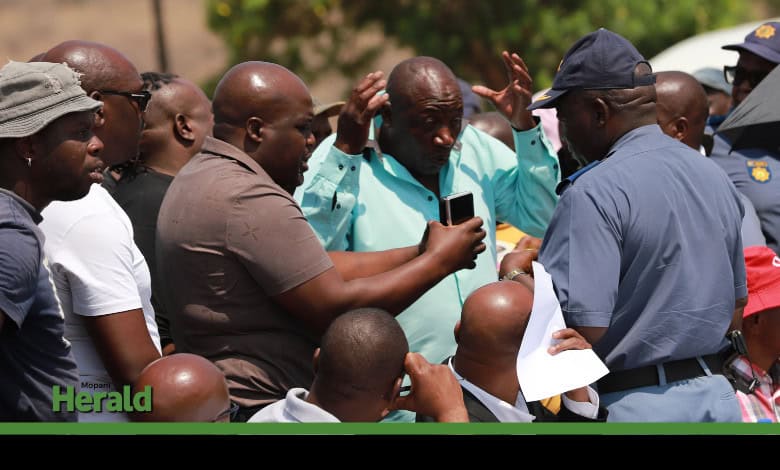 A leader of the taxi operators in the Dingamanzi area, Howard Mashaba, and his group are seen arguing with Brig Solomon Serakwana.