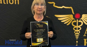 Hlokomela director Christine du Preez with the award certificate.