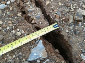 Some of the cracks at the valve were already several centimeters wide.