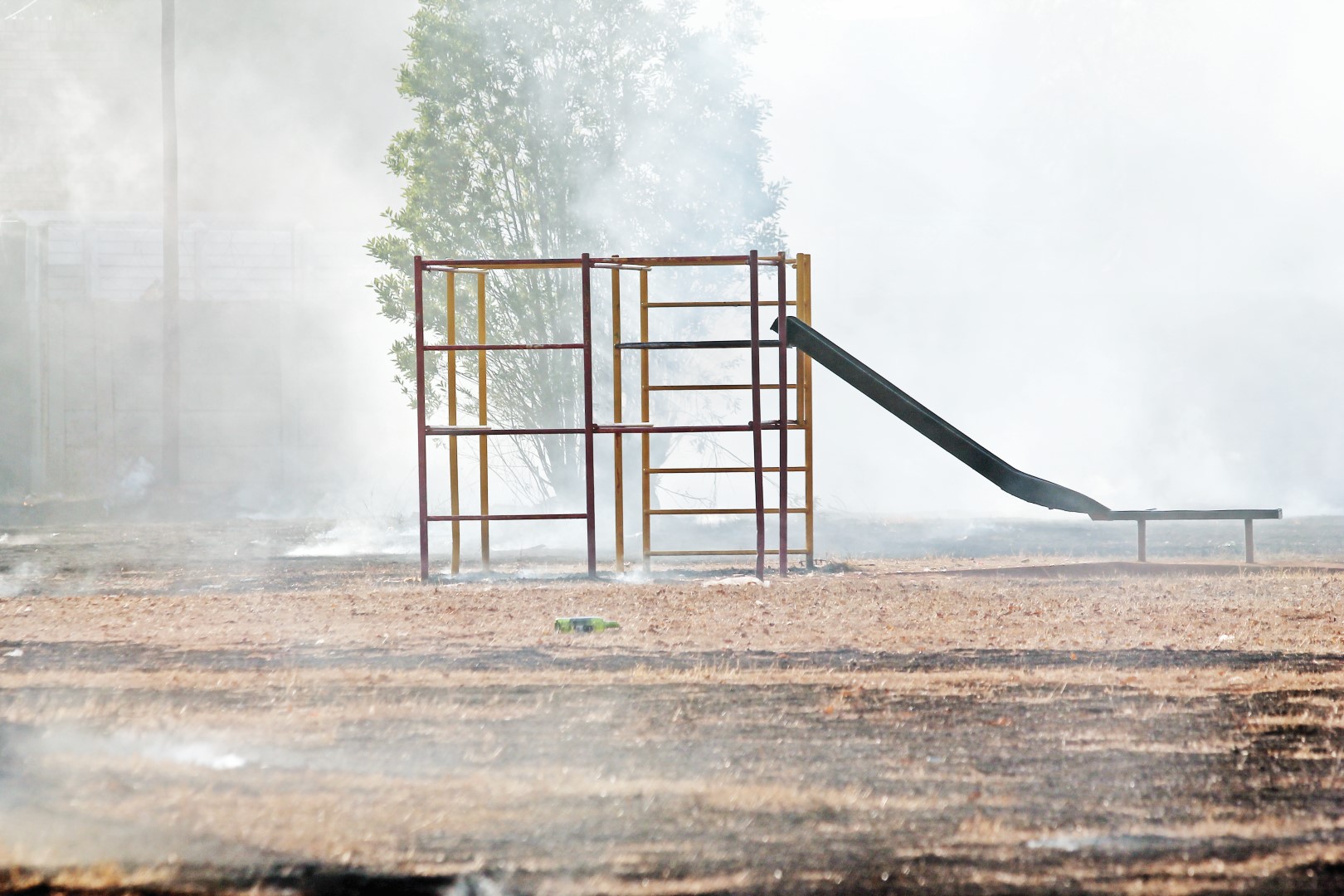 'n Veldbrand het Maandagmiddag die parkie in Barnardstraat met rook gevul.