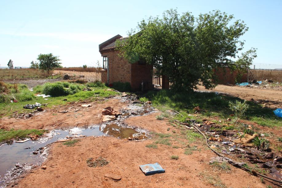 Sewage was streaming from the side of the office at the entrance to the dumping site.
