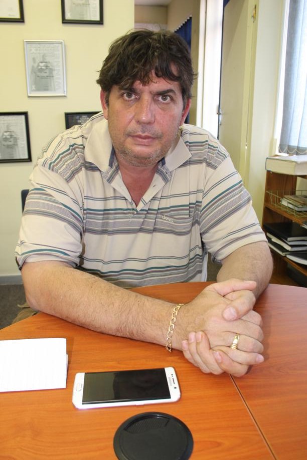 'n Ontstelde mnr. Johan Erasmus wat verlede week 'n geliefde werknemer na 'n nagmerrie-ondervinding in Carletonville Hospitaal aan die dood moes afstaan. Voor Erasmus le sy foon waarop hy hulle laaste telefoongesprekke opgeneem het.