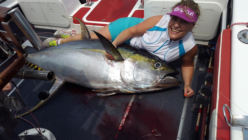 Mariette Hendriksz met haar nuwe rekord geelvin-tuna, kort na sy dit na ure se geskoop uit die water getrek het.