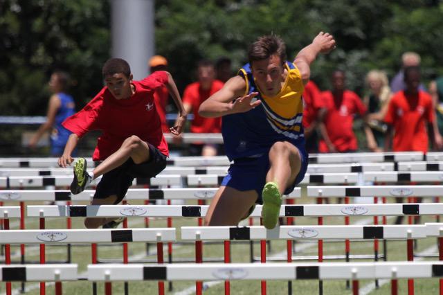Stefan van der Merwe, die wenner van die 110m hekkies seuns onder 15, in aksie tydens die item.