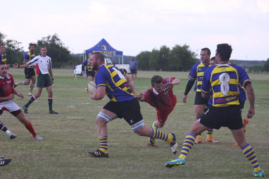 Een van Fochville se ster-spelers weer oppad doellyn toe.