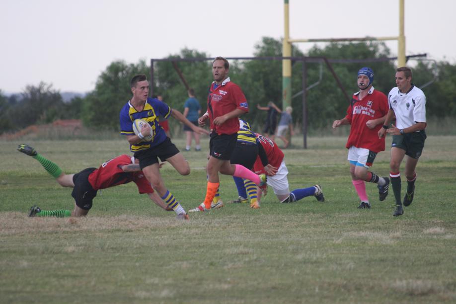 Een van Fochville Rugbyklub se spelers in aksie tydens 'n vorige vriendskaplike wedstryd waartydens hulle teenstanders van Vanderbijlpark in die stof laat byt het.