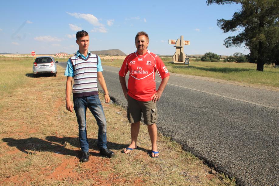 Charles Fensham en mnr. Ben James op die plek waar James hom onlangs van aanvallers gered het.
