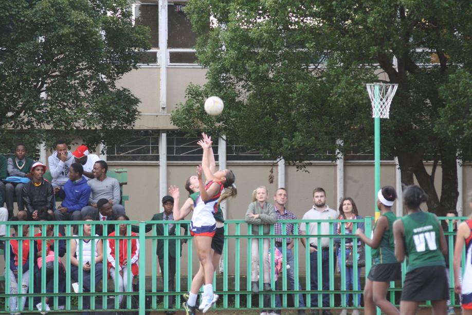 Megan Page van Callies se eerste rugbyspan baklei vir die bal.