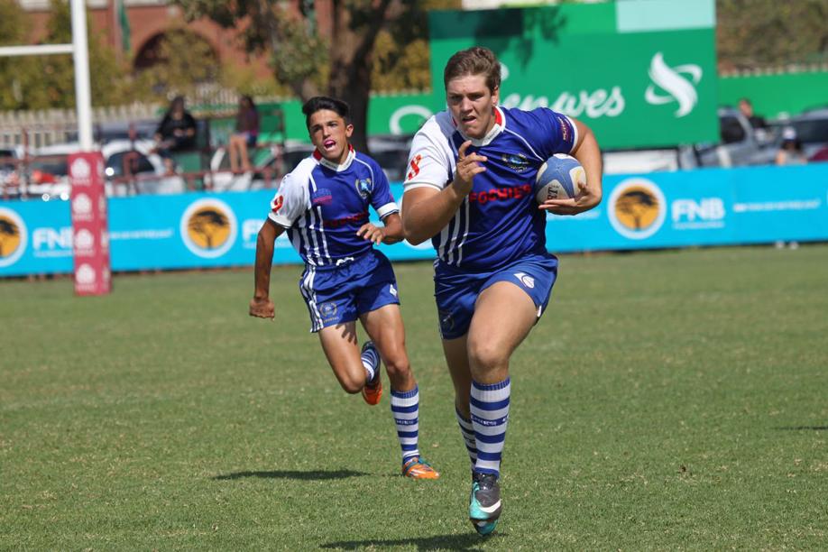 Janrich Meyer Fochies se agtsteman met die bal in die hand op pad doellyn toe met Jaco Vewas in ondersteuning.