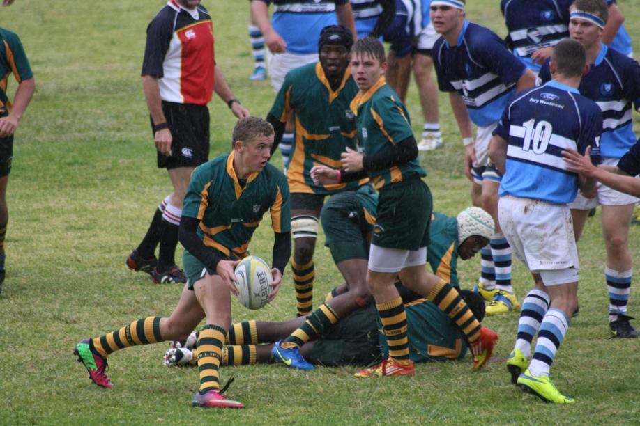 Gert Otto, hier met die bal in die hand, is aangewys as die speler van die wedstyd by die 1 ste span.