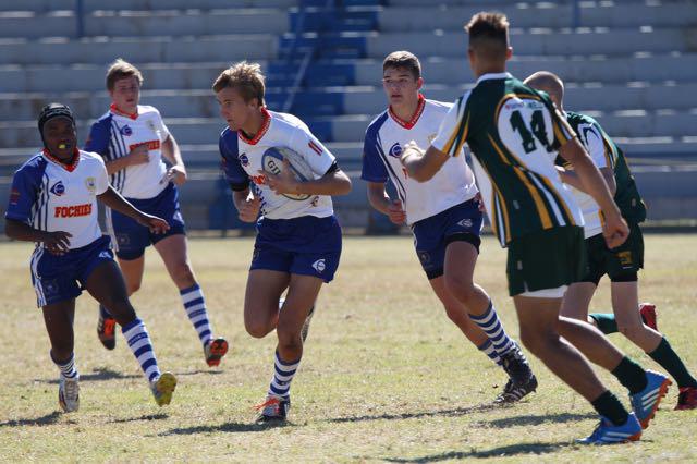Stiaan Odendaal met die bal in hand met Sylvester Vos,en Paul Cilliers en Pieter Kruger in ondersteuning.