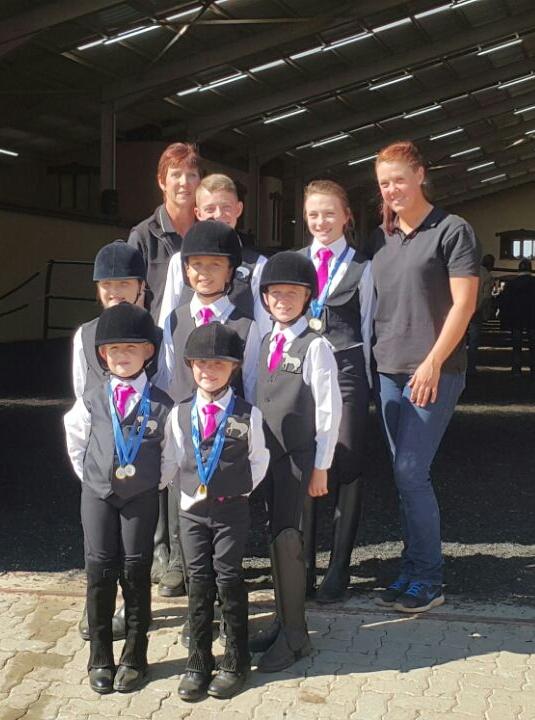 Van die ster-ruiters wat tydens die skou presteer het, is voor Deone van der Westhuizen en Diandie Coetzee. In die middel is Inge Grobler, Cherenique Janse van rensburg en Jessica-Leigh Jonker. Agter is Riekie Moller (afrigter van juniors), Michael Braukmann, Danielle Viljoen en Jeanne-mari Moller (seniors se afrigter).