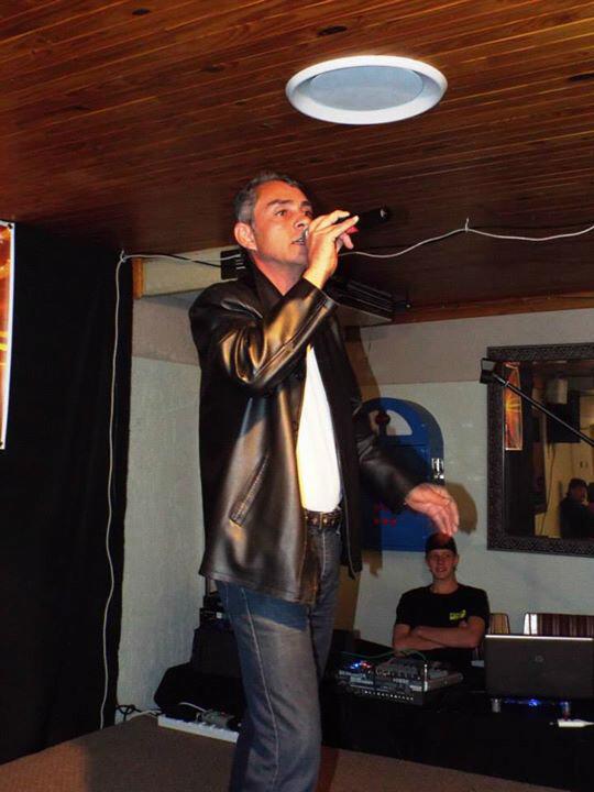 Leon van Jaarsveld, die Carletonville Idols se organiseerder, hier self agter die mikrofoon in aksie.