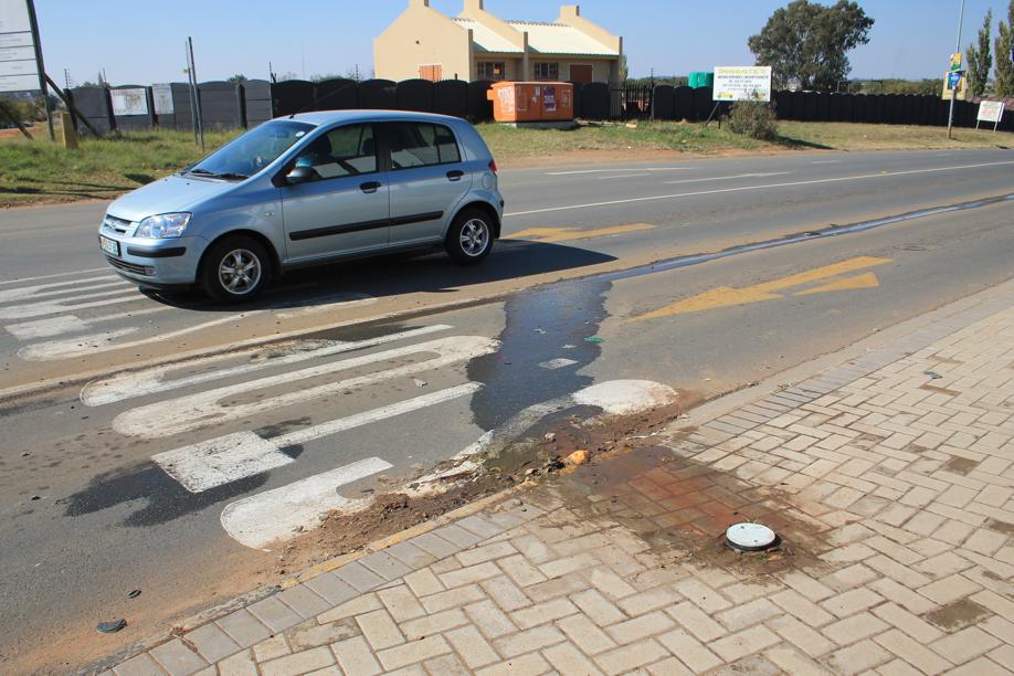Water still leaking at the corner of at corner Potchestroom and Loopspruit Street in Fochville.