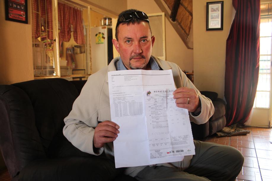 'n Ontstelde mnr. Nico Vermaak my die probleem-rekening en die uitdruk wat aandui wat sy gesin se maandelikse watterrekeninge is.