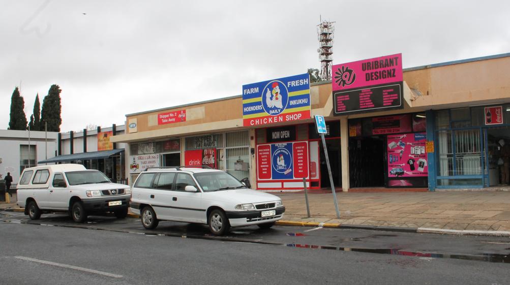Een van die afgesaagde paaltjies op die sypaadjie in Goldstraat.