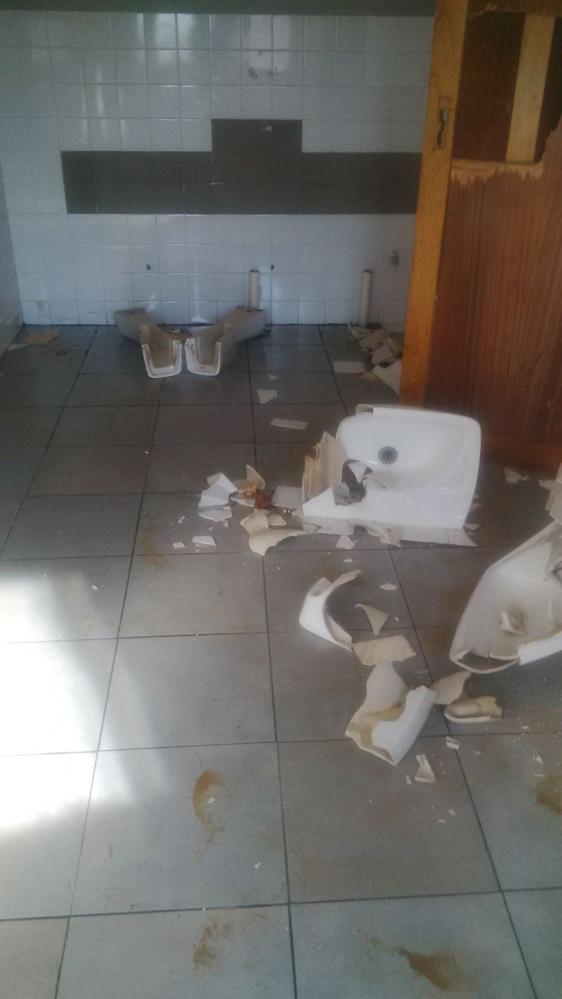 Die wasbakke is van die ware wat onlangs deur vandaliste in die badkamers by Fochville Rugbyklub gebreek is.