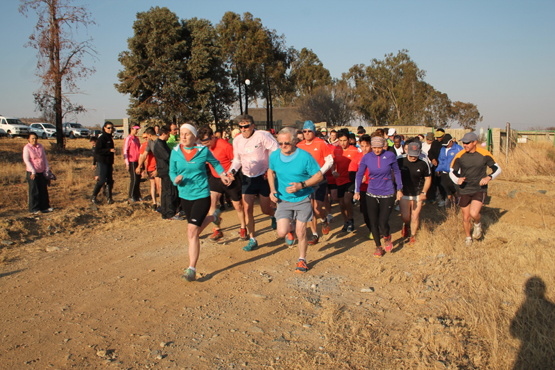 Verskeie inwoners wat graag wil fiks word of saam met ander wil oefen, het reeds sedert verlede jaar die Kraalkop Parkrun geniet. Dié foto is tydens die eerste Kraalkop Parkrun in Augustus verlede jaar geneem.