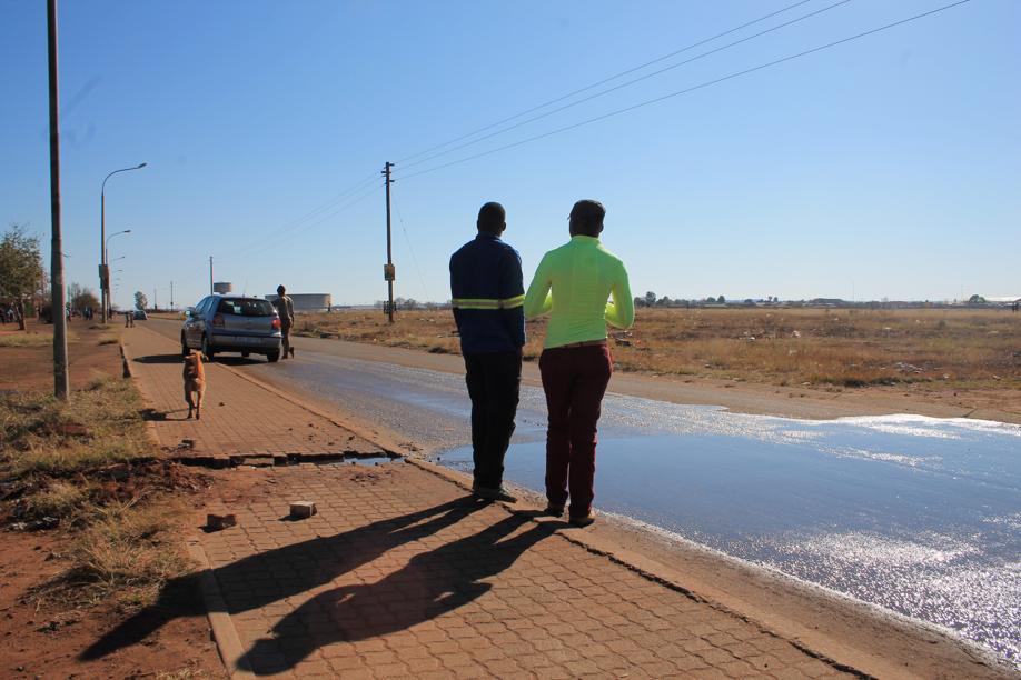 Some residents of Khutsong Extension 3 looking at an open veld where gangsters were busy fighting on Monday morning.